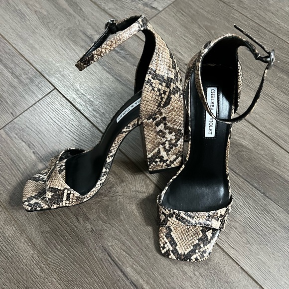 NWT Chelsea & Violet Tara Snake Skin Block heel - Picture 3 of 6